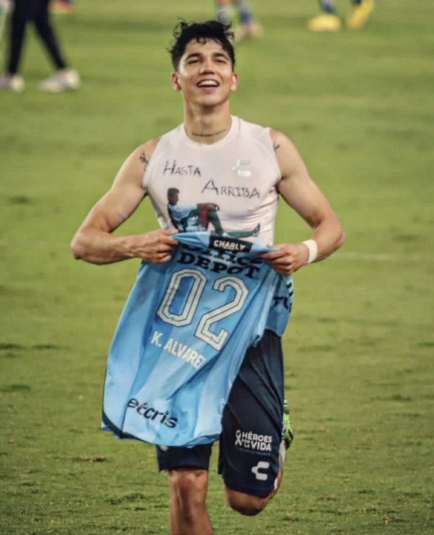 Kevin Alvarez wore a T-shirt inside his jersey, with a photo of his father wearing a football jersey printed on it, and Hasta Arriba (top) and "F. Á lvarez" printed on it. He also has a tattoo on his neck that reads' Starting from Promise 'to commemorate the vow he made to fulfill his father's dream