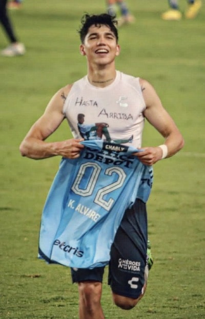 Kevin Alvarez wore a T-shirt inside his jersey, with a photo of his father wearing a football jersey printed on it, and Hasta Arriba (top) and "F. Á lvarez" printed on it. He also has a tattoo on his neck that reads' Starting from Promise 'to commemorate the vow he made to fulfill his father's dream